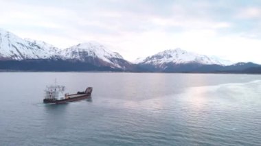 Seward Alaska 'daki Diriliş Koyu' nda çalışan tekneler 