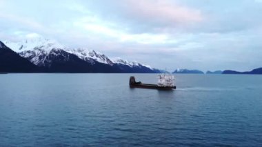 Seward Alaska 'daki Diriliş Koyu' nda çalışan tekneler 