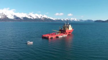 Alaska Körfezi'nde demirli büyük gemi 