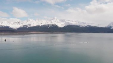 Küçük balıkçı tekneleri, yelkenliler ve para-sörfçü Seward Alaska Diriliş koyunda oynuyor 