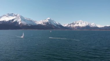 Küçük balıkçı tekneleri, yelkenliler ve para-sörfçü Seward Alaska Diriliş koyunda oynuyor 