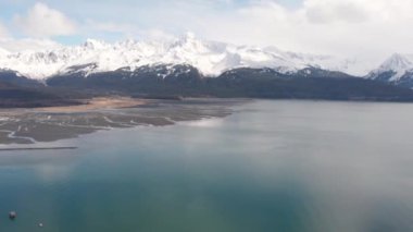 Küçük balıkçı tekneleri, yelkenliler ve para-sörfçü Seward Alaska Diriliş koyunda oynuyor 