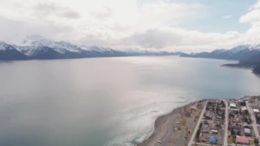 Güzel Alaska kıyıları ve dalgalar 