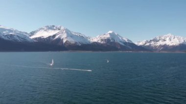 Küçük balıkçı tekneleri, yelkenliler ve para-sörfçü Seward Alaska Diriliş koyunda oynuyor 