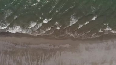 Güzel Alaska kıyıları ve dalgalar 