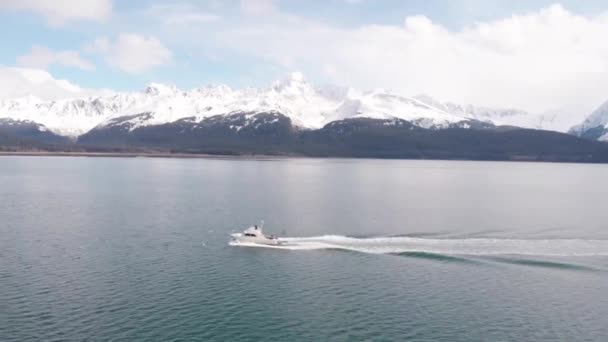 Små Fiskebåtar Segelbåtar Och Para Surfare Som Spelar Resurrection Bay — Stockvideo