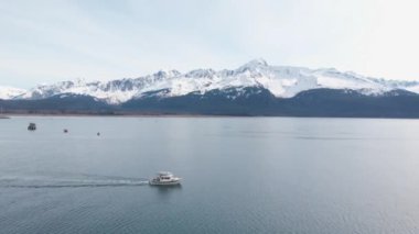 Diriliş körfezindeki tekneler ve Alaska'daki Seward tekne limanı 