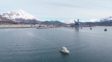 Diriliş körfezindeki tekneler ve Alaska'daki Seward tekne limanı 