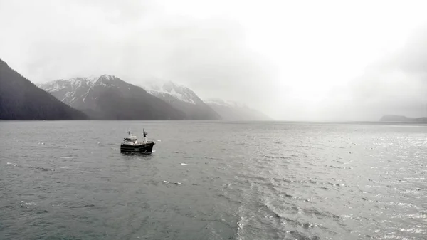 阿拉斯加水面上的工作船 — 图库照片