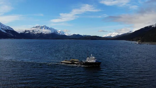 Alaska 'da suda çalışan tekneler. 