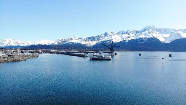 アラスカの水の上の作業船 — ストック写真