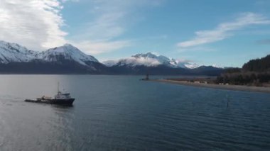 Diriliş körfezindeki tekneler ve Alaska'daki Seward tekne limanı 