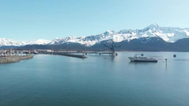 Diriliş körfezindeki tekneler ve Alaska'daki Seward tekne limanı 