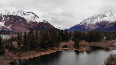 Alaska'da bahar dağ manzarası 