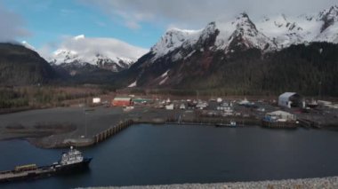 Alaska'da suda büyük gemi 