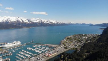 Seward Alaska yakınlarındaki kayalıklar ve dağlar tepesinde 