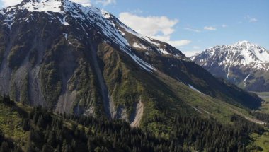 Seward Alaska yakınlarındaki kayalıklar ve dağlar tepesinde 