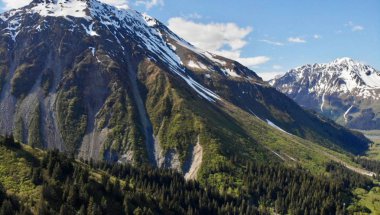 Seward Alaska yakınlarındaki kayalıklar ve dağlar tepesinde 