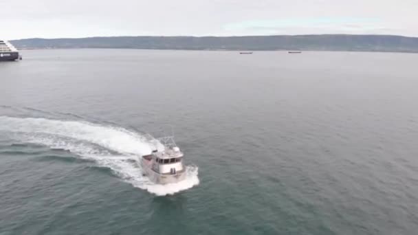 ブリストル湾サーモンシーズンのためにホーマーアラスカで海の試験を行う新築の商業漁船 — ストック動画