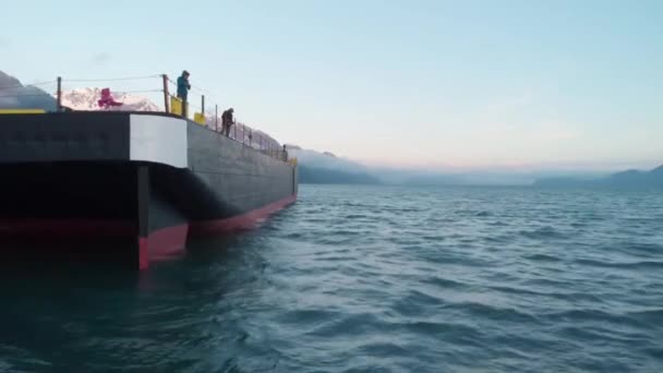 当地阿拉斯加人靠停靠的驳船捕捞鲑鱼 — 图库视频影像