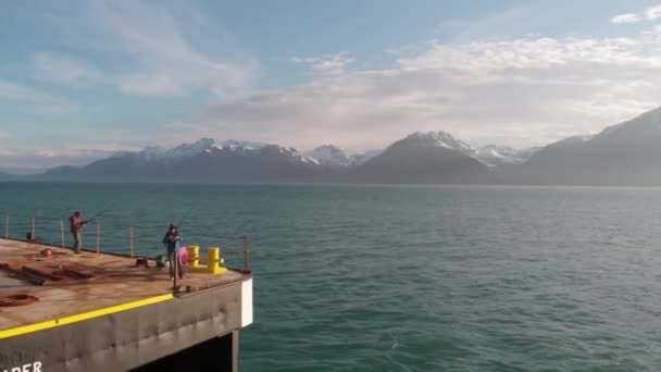 Local Alaskans Subsistence Fishing Lachs Docked Barge — Stockvideo