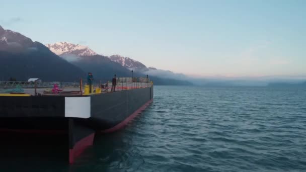 Local Alaskans Subsistence Fishing Lachs Docked Barge — Stockvideo