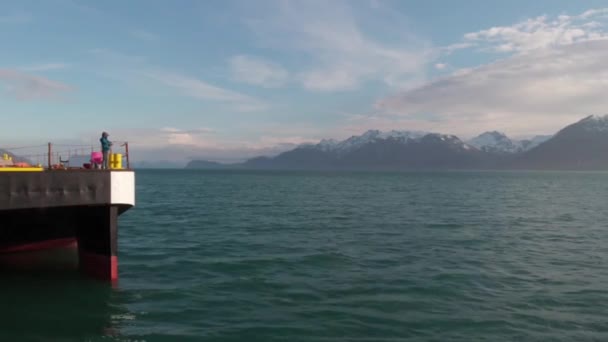 Pesca Local Subsistencia Salmón Alaska Frente Una Barcaza Atracada — Vídeo de stock