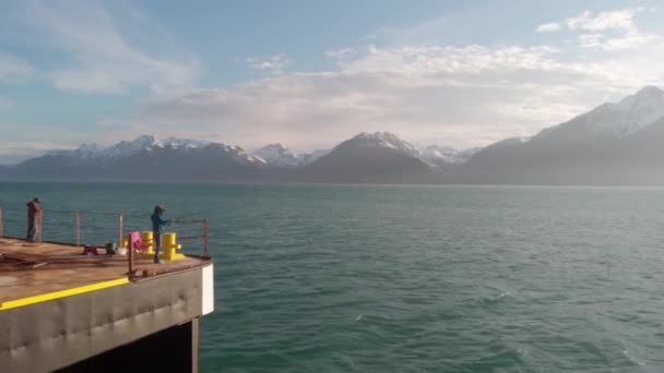 Lokala Alaskans Självförsörjande Fiske Efter Lax Utanför Dockad Pråm — Stockvideo