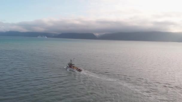 Bateaux de pêche commerciale se dirigeant vers les fonds de saumon de l'Alaska  