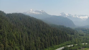 Alaska'da manzara yaz aylarında yanan orman yangınları duman yoluyla görüldüğü gibi
