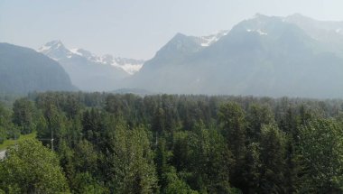 Alaska'da manzara yaz aylarında yanan orman yangınları duman yoluyla görüldüğü gibi