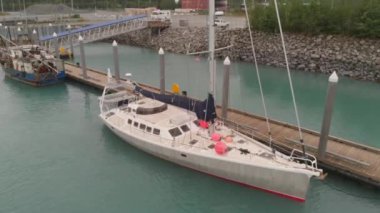 Avrupalı denizciler Alaska'dan Kuzey Batı Geçidi'nden geçmek için bir yelkenli fırlatıyorlar. 