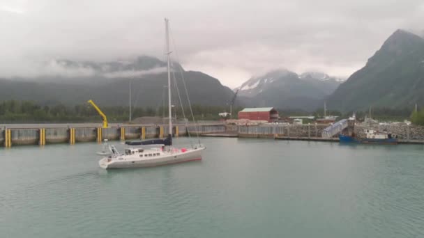Europäische Segler Starten Ein Segelboot Durch Die Nordwestpassage Von Alaska — Stockvideo