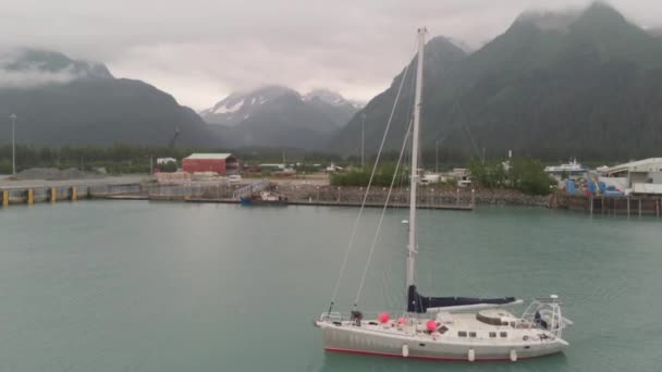 Europese Zeilers Lanceren Een Zeilboot Door Noordwestelijke Passage Van Alaska — Stockvideo