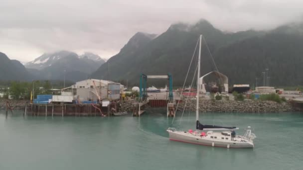 アラスカから北西航路を通過するヨットを打ち上げるヨーロッパの船員 — ストック動画