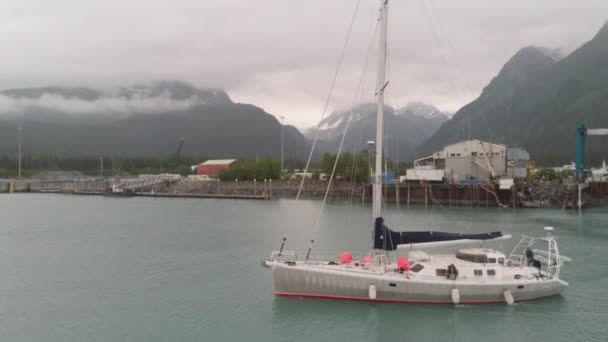 Europese Zeilers Lanceren Een Zeilboot Door Noordwestelijke Passage Van Alaska — Stockvideo