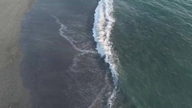 Alaska okyanusundaki dalgalar