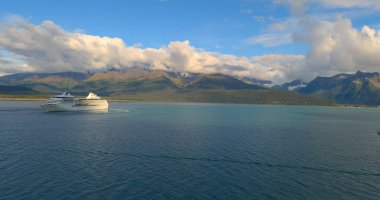 Seward, Alaska'da güz yolcu gemileri 
