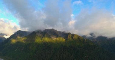 Denizcilik endüstrisi, yolcu gemileri, balıkçı tekneleri ve Seward, Alaska doğal manzara 