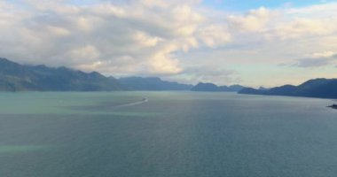 Denizcilik endüstrisi, yolcu gemileri, balıkçı tekneleri ve Seward, Alaska doğal manzara 
