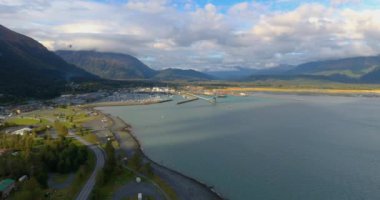 Denizcilik endüstrisi, yolcu gemileri, balıkçı tekneleri ve Seward, Alaska doğal manzara 