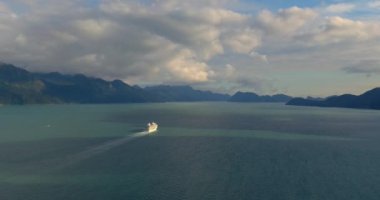 Denizcilik endüstrisi, yolcu gemileri, balıkçı tekneleri ve Seward, Alaska doğal manzara 