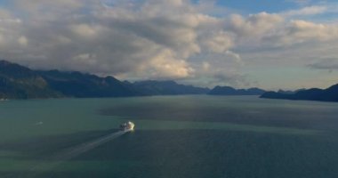 Denizcilik endüstrisi, yolcu gemileri, balıkçı tekneleri ve Seward, Alaska doğal manzara 