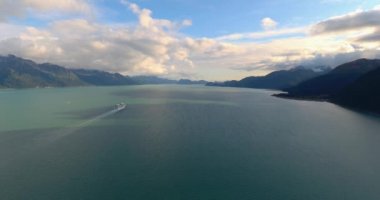 Denizcilik endüstrisi, yolcu gemileri, balıkçı tekneleri ve Seward, Alaska doğal manzara 