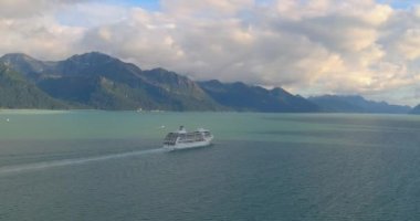 Denizcilik endüstrisi, yolcu gemileri, balıkçı tekneleri ve Seward, Alaska doğal manzara 