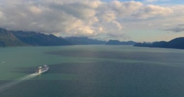 Denizcilik endüstrisi, yolcu gemileri, balıkçı tekneleri ve Seward, Alaska doğal manzara 