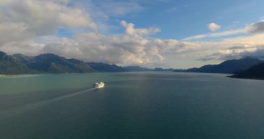 Denizcilik endüstrisi, yolcu gemileri, balıkçı tekneleri ve Seward, Alaska doğal manzara 