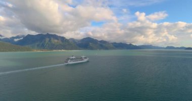 Denizcilik endüstrisi, yolcu gemileri, balıkçı tekneleri ve Seward, Alaska doğal manzara 