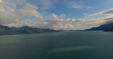Denizcilik endüstrisi, yolcu gemileri, balıkçı tekneleri ve Seward, Alaska doğal manzara 