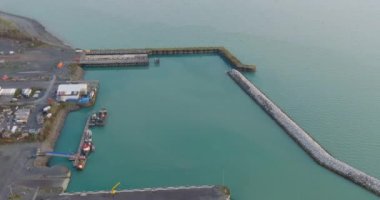 Denizcilik endüstrisi, yolcu gemileri, balıkçı tekneleri ve Seward, Alaska doğal manzara 